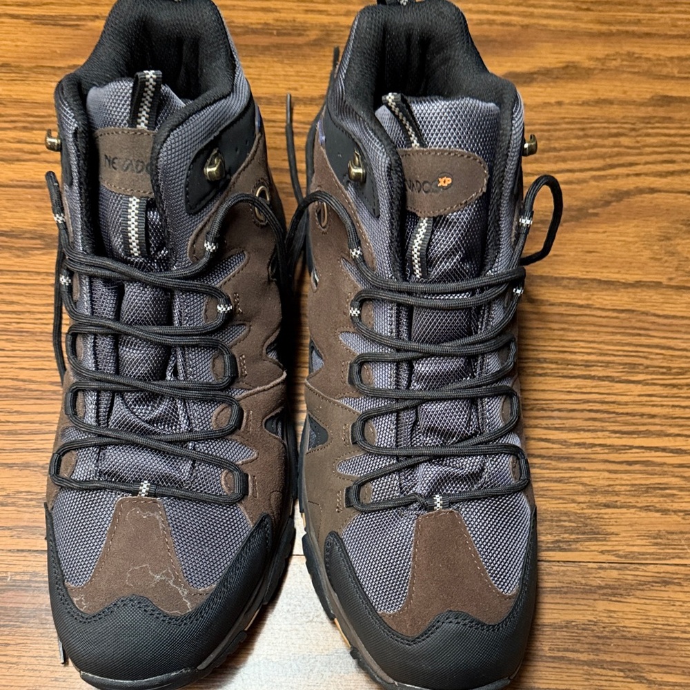 Nevada’s Men's Brown & Gray Hiking Boots new without tags